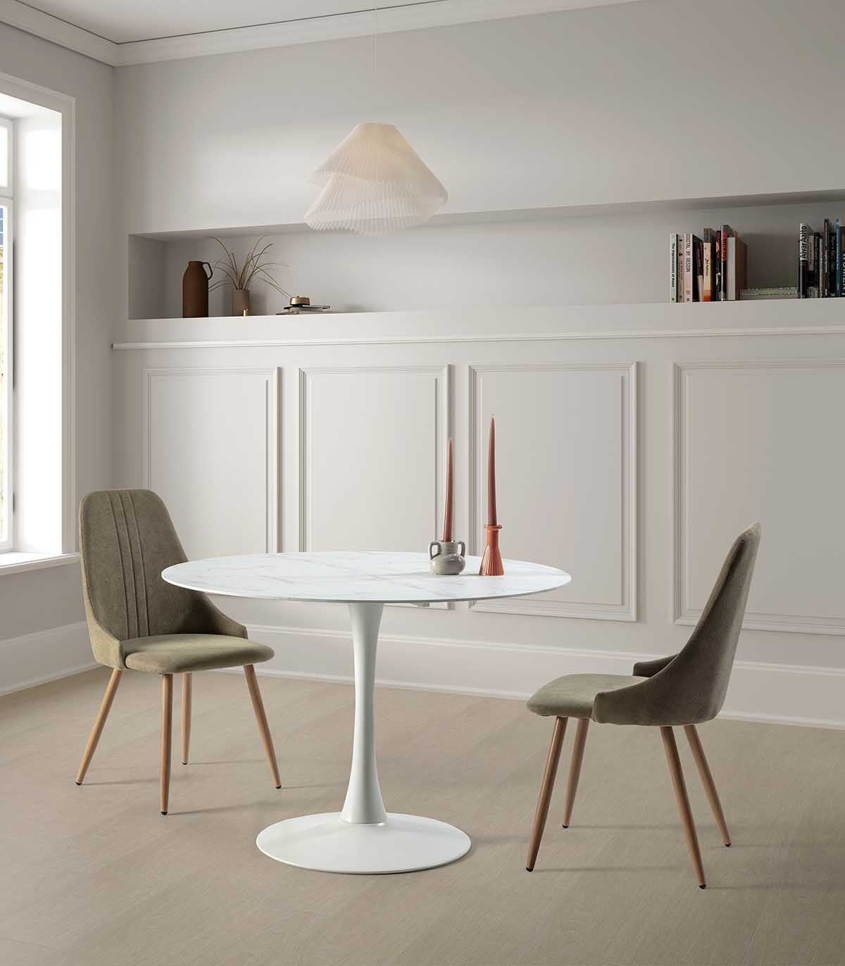 Mesa de salón comedor acabado lacado blanco y patas de madera+4 sillas